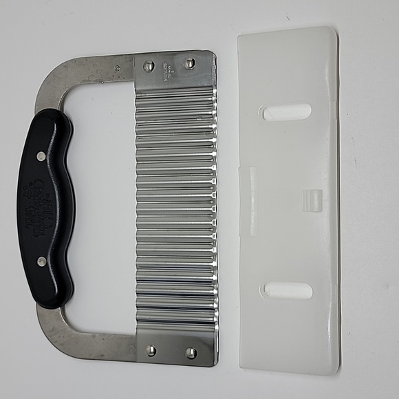 Pampered Chef Garnisher Stainless Crinkle Cutter - Picture 7 of 8